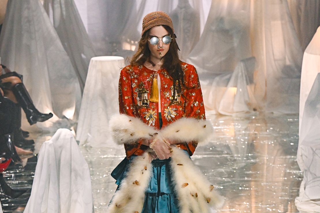 Say goodbye to understated luxury and minimalism! Why is everyone starting to wear “dramatic band jackets” in 2026?